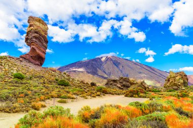 Teide Ulusal Parkı, Tenerife, Kanarya Adaları, İspanya 'daki Roques de Garcia oluşumu ve Teide Dağı yanardağı manzarası.