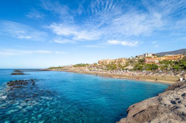 Costa Adeje 'deki El Duque plajının manzarası. Tenerife, Kanarya Adaları, İspanya