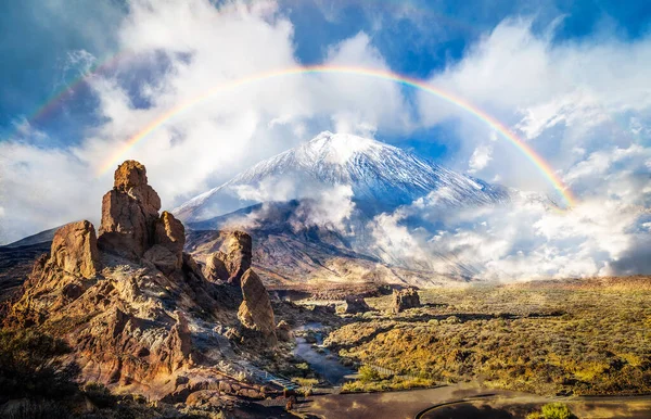 Teide Ulusal Parkı, Tenerife, Kanarya Adaları, İspanya 'da Roques de Garcia Taşı ve Teide Dağı volkanı