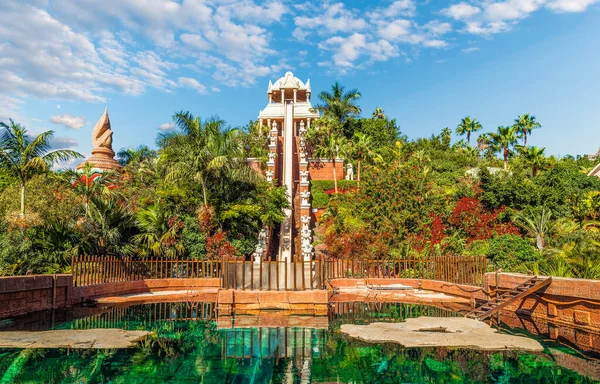 Tenerife su parkında yüksek sarp su kaydırağı, Kanarya Adası, İspanya