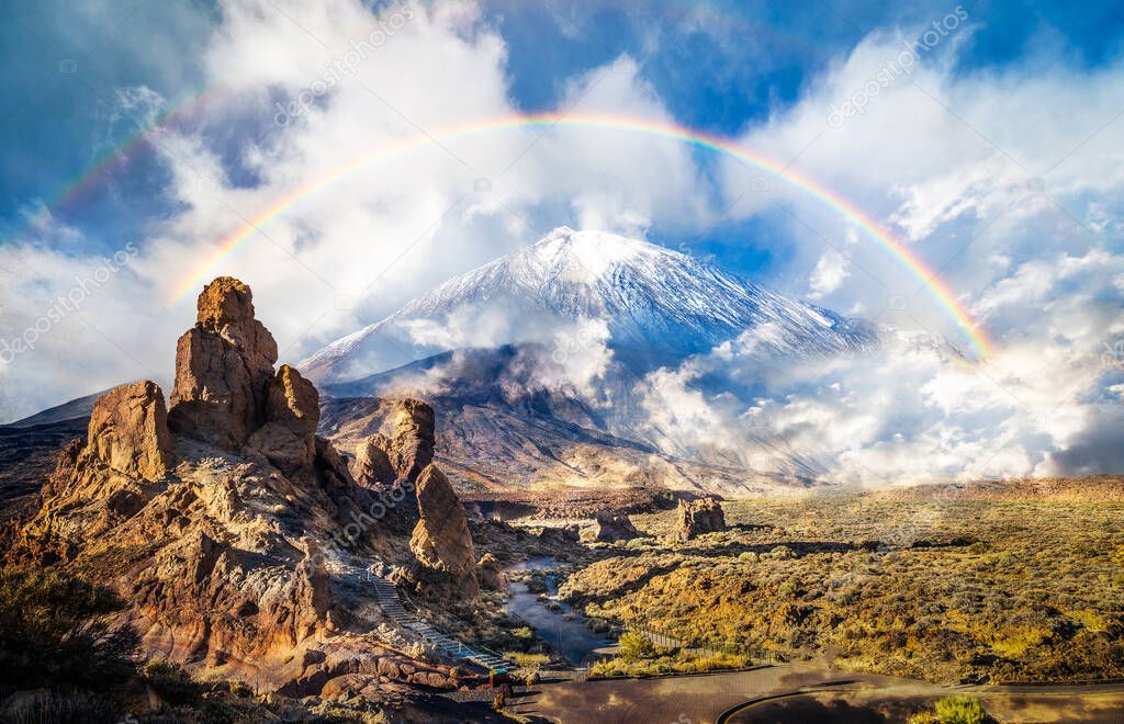 Roques de Garcia stone and Teide mountain volcano in the Teide National Park, Tenerife, Canary Islands, Spain
