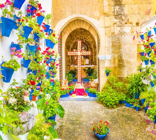 Tribunais Tradicionais Com Flor Cruz Córdoba Espanha — Fotografia de Stock