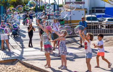 Gran Canaria, İspanya - 17 Ekim 2019: Sabun balonlarıyla oynayan çocuklar