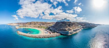 İspanya, Gran Canaria 'daki Amadores plajında inanılmaz manzara.