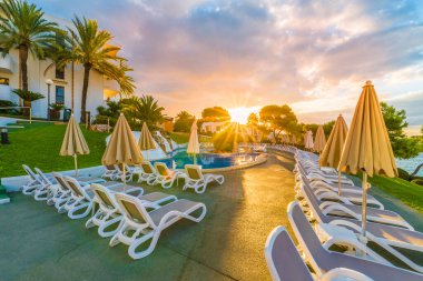 Günbatımında Cala Dor 'da güzel bir havuz, Palma Mallorca Adası, İspanya