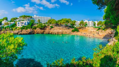 Cala Esmeralda plajı, Cala d 'Or şehri, Palma Mallorca, İspanya.