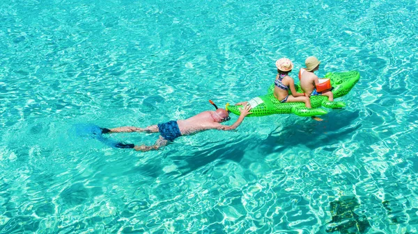 Bir Baba Yaz Tatilinde Çocuklarıyla Mallorca Denizi Nde Komik Anlar — Stok fotoğraf