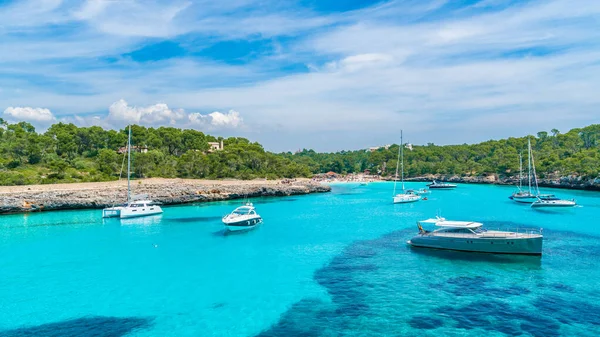 Landschap Met Boten Turquoise Zeewater Cala Mondrago Eiland Majorca Spanje — Stockfoto