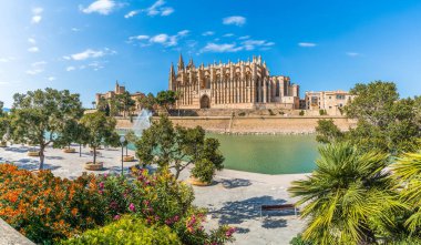 İspanya 'nın Palma de Mallorca adalarındaki Katedral La Seu ile manzara