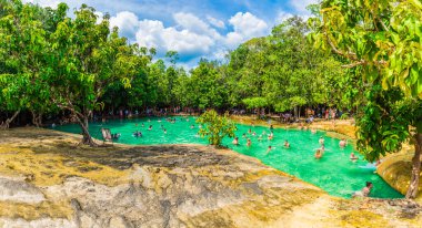 Krabi, Tayland - 15 Ocak 2018: Krabi, Tayland 'da doğal zümrüt havuzu