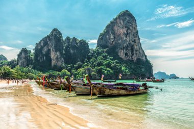 Tayland 'ın Krabi bölgesindeki Railay sahilinde uzun kuyruklu tekneler.