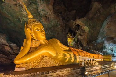 Maymun mağarasında uzanan Buda 'nın altın heykeli (Wat Tham Suwankhuha) Phang Nga, Krabi, Tayland