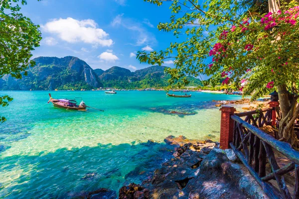 泰国菲菲地区东西湾村美丽的夏季风景和旅游胜地 有高山和绿松石海水 — 图库照片