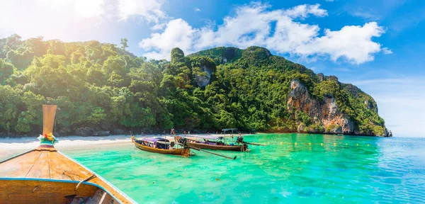 泰国菲菲群岛著名的猴滩上的传统长尾船 — 图库照片