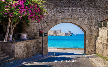 Rodos 'un Bakire Meryem Kapısı, Rhodoes manzarası