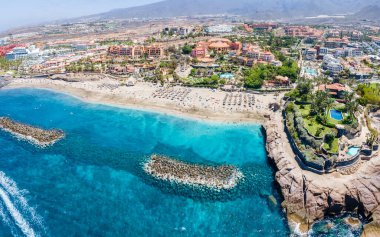 Costa Adeje, Tenerife, Kanarya Adaları, İspanya 'da El Duque plajı manzaralı.