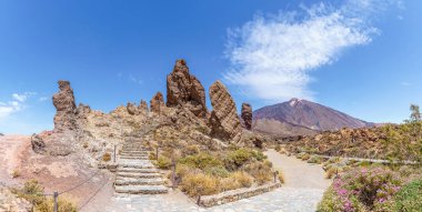 Teide Ulusal Parkı, Tenerife, Kanarya Adaları, İspanya 'da Roques de Garcia oluşumu ve Teide Dağı volkanı ile manzara