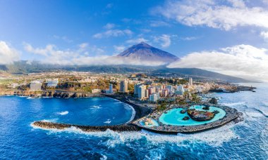 Arka planda Puerto de la Cruz, Tenerife adası, Teide volkanı, İspanya