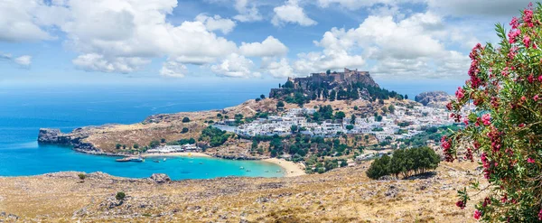 ギリシャ ロードス島のリンドス村のビーチと城の風景 — ストック写真