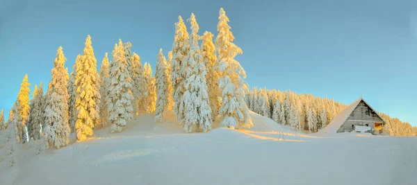 Het Gouden Licht Bij Zonsondergang Boven Een Berg Het Winterseizoen — Stockfoto