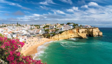 Portekiz, Algarve 'de renkli evleri olan Carvoeiro kasabasındaki plaj manzarası.