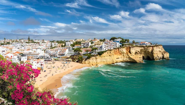 Krajobraz Plażą Miejscowości Carvoeiro Kolorowymi Domami Algarve Portugalia — Zdjęcie stockowe