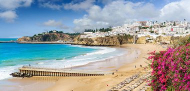 Portekiz, Algarve 'deki eski Albufeira kasabası ve kumlu şehir plajlarıyla manzara