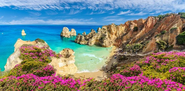 Praia do Camilo ile manzara, Portekiz, Algarve 'deki ünlü plaj.