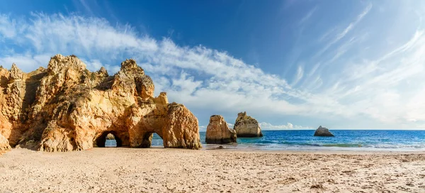 葡萄牙阿尔加维著名海滩Praia Dos Tres Irmaos景观 — 图库照片