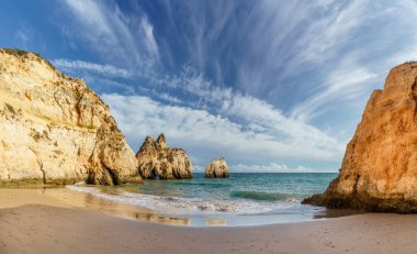 Praia dos Tres Irmaos 'la manzara, Algarve, Portekiz' deki ünlü plaj.