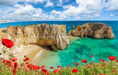 Portekiz, Algarve 'deki uçurum, sahil ve turkuaz sularıyla muhteşem bir manzara.