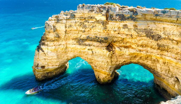 Portekiz 'in en ünlü yerlerinden biri olan Praia da Marinha yakınlarındaki doğal kemerli manzara, Algarve, Lagoa' daki Atlantik kıyısında yer almaktadır..