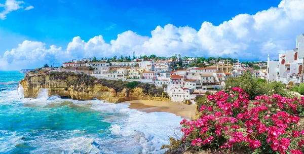 葡萄牙阿尔加维的卡沃罗镇 有五彩斑斓的房屋和黄色的沙滩 — 图库照片