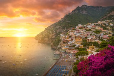 İtalya 'nın ünlü Alamfi Sahili' ndeki Positano kasabasıyla manzara