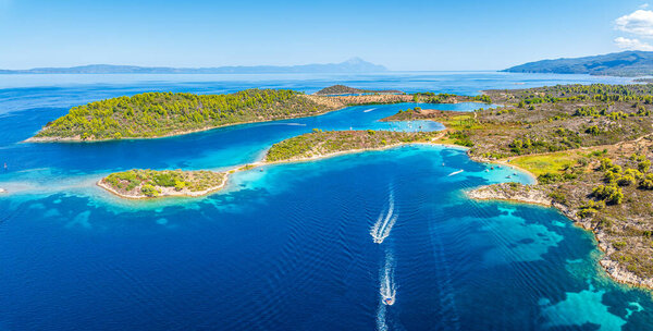 Вид с воздуха на остров Диапорос, гору Афон на заднем плане, Ситония, Халкидики, Греция.