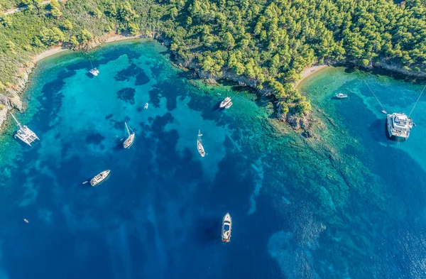 Yunanistan, Sithonia 'daki Agia Kiaki Sahili yakınlarındaki yatların hava manzarası.