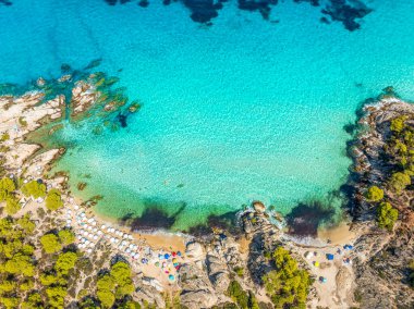 Yunanistan 'ın Sithonia yarımadasındaki Halkidiki kentindeki Kavourotrypes Sahili' nin havadan görünüşü.