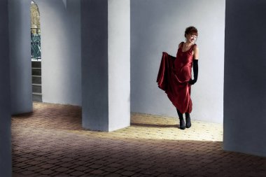 Kızı duvara yakın zarif. Güzel kız zarif klasik elbise.