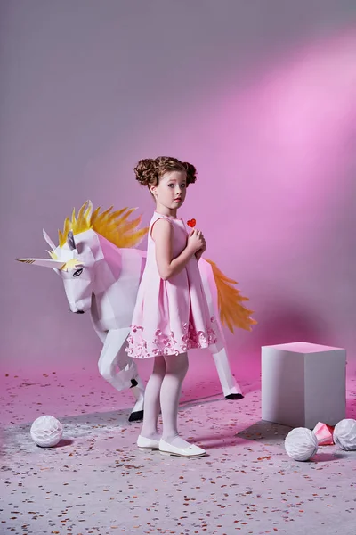 Menina romântica rosa. Um miúdo vestido rosa. conceito de moda infantil . — Fotografia de Stock