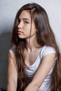 Tatlı genç kız yüz. Kız esmer Asyalı. Dikey portre moda. Mükemmel genç çocuk modeli Interracial görünüm, kendine güvenen, meydan okuyan görünüyor