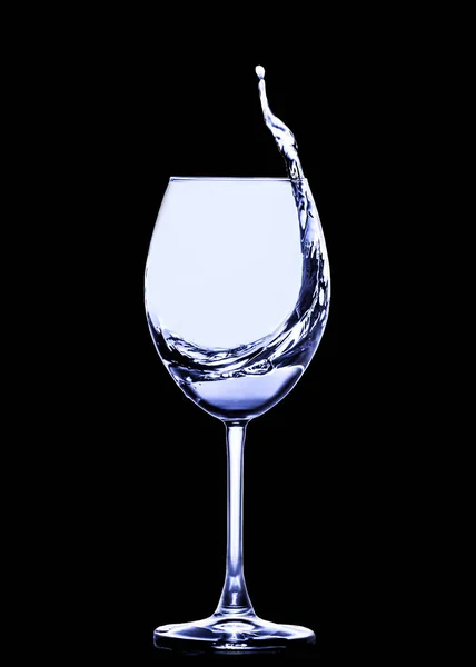 Spruzzare da un bicchiere di vino su uno sfondo solido — Foto Stock