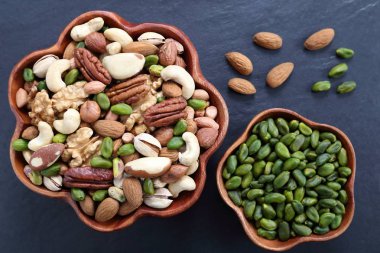 Ahşap kase fındık çeşitleri... Sağlıklı gıda.