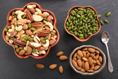 Ahşap kase fındık çeşitleri. Sağlıklı gıda.