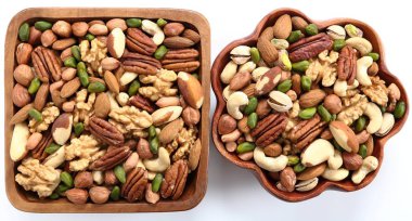 Beyaz bir arka plan üzerinde ahşap kase fındık çeşitleri. Sağlıklı gıda.