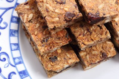 Bir bar muz, fındık, Kuru meyve ve ballı yulaf ezmesi. Sağlıklı gıda.