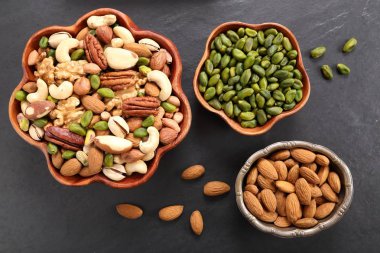 Ahşap kase fındık çeşitleri... Sağlıklı gıda.