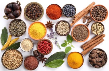 Renkli ve aromatik bitki ve baharat beyaz zemin üzerinde. Üstten görünüm.