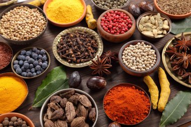 Renkli baharat ve otlar kase içinde çeşididir. Üstten görünüm.