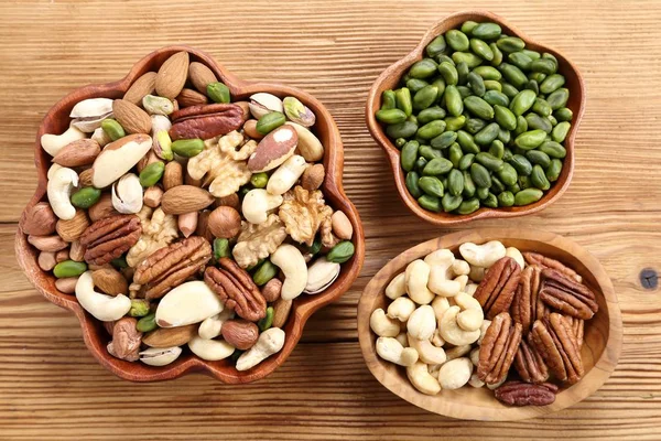 Разнообразные Орехи Деревянных Чашах Здоровое Питание — стоковое фото