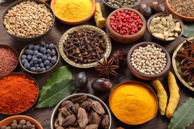 Renkli ve aromatik bitki ve baharat koyu ahşap arka plan üzerinde.